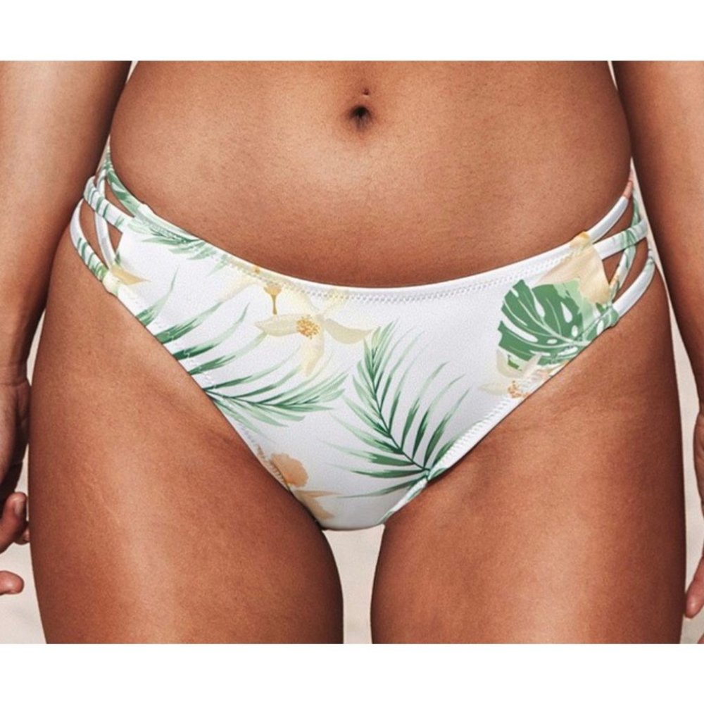 👙 Cupshe Swimsuit Bottom  Tropical Floral NWT Size Medium